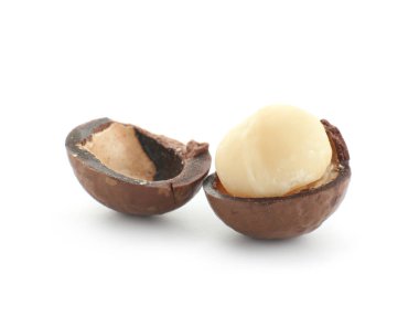 Beyaz arka plan üzerinde kırık macadamia fındık