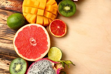 Ahşap arka plan üzerinde tropikal meyve ürün yelpazesine kurulu