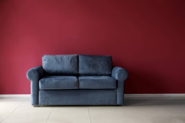 Renk duvarının yakınında rahat kanepe