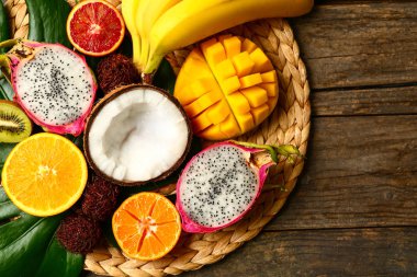 Ahşap masa üzerinde egzotik meyve çeşitleri