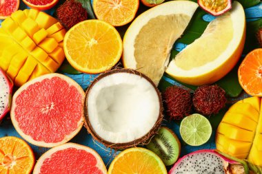 Renk ahşap arka plan üzerinde egzotik meyve çeşitleri