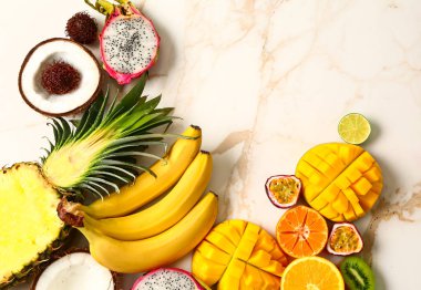 Işık tablosu üzerinde egzotik meyve çeşitleri