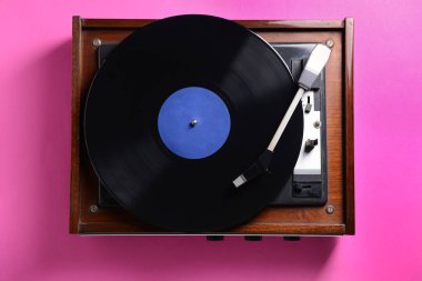 Pikap ile vinil disk renk arka plan üzerinde