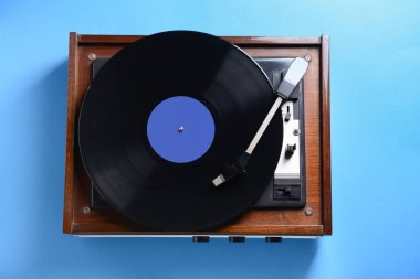 Pikap ile vinil disk renk arka plan üzerinde