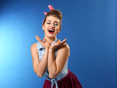 Renk arka plan üzerinde güzel pin-up kadın