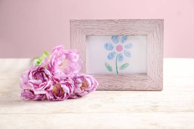 Güzel çiçek ve Lale beyaz masa üzerinde resmi çerçeve
