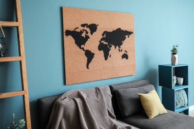 Modern oda iç dünya haritası üzerinde duvar resim ile