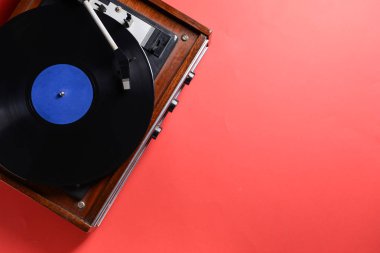 Pikap ile vinil disk renk arka plan üzerinde
