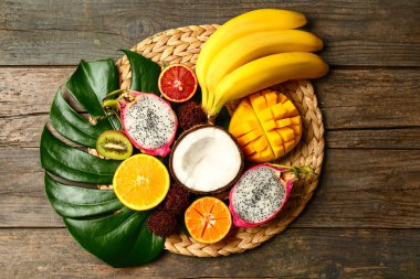 Ahşap masa üzerinde egzotik meyve çeşitleri