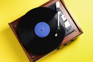 Pikap ile vinil disk renk arka plan üzerinde