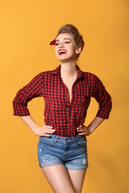 Renk arka plan üzerinde güzel pin-up kadın