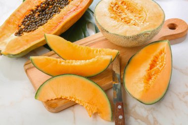 Hafif masada lezzetli kavun ile kesme tahtası