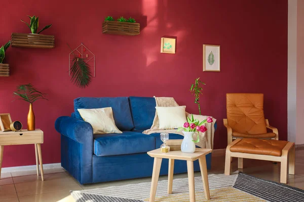 Interior do quarto moderno com sofá confortável — Fotografia de Stock