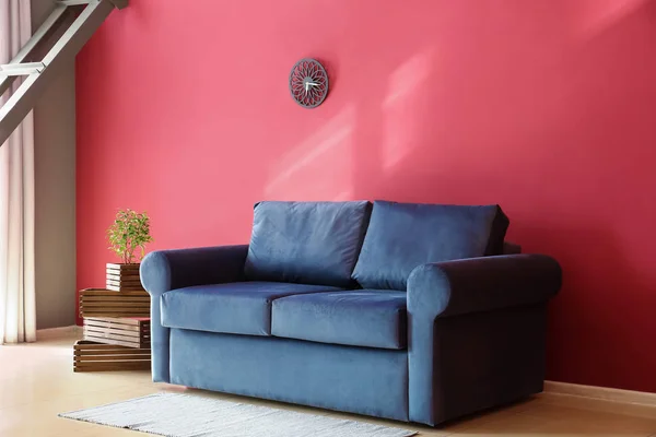 Belső tér modern szoba kényelmes kanapéval — Stock Fotó