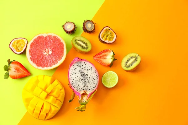 Renk arka plan üzerinde egzotik meyve çeşitleri