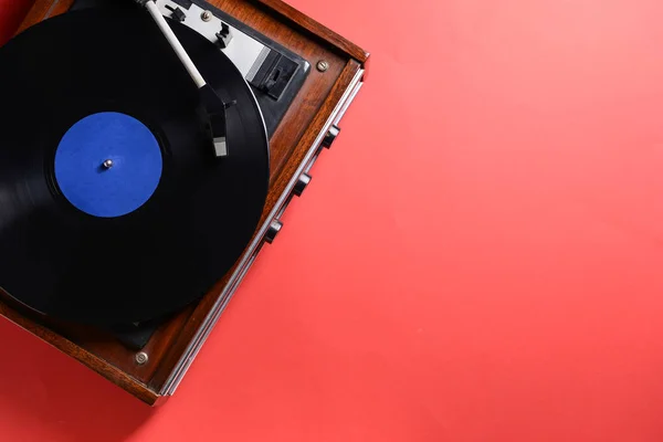 Gravador com disco de vinil sobre fundo de cor — Fotografia de Stock