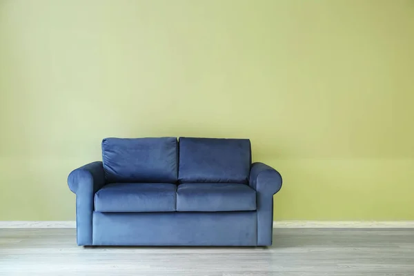 Comfortable sofa near color wall — Stock Photo, Image