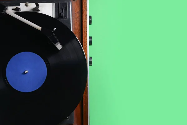Lemezjátszó vinyl lemezt a háttér színe — Stock Fotó