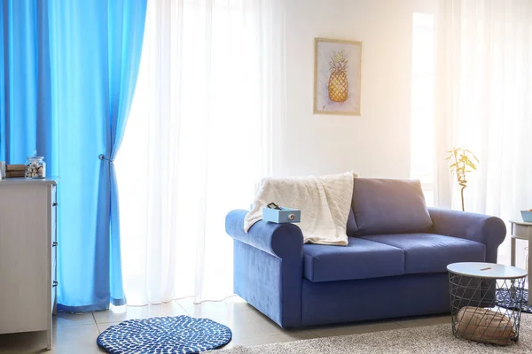 İç rahat kanepe ile ışık odası — Stok fotoğraf