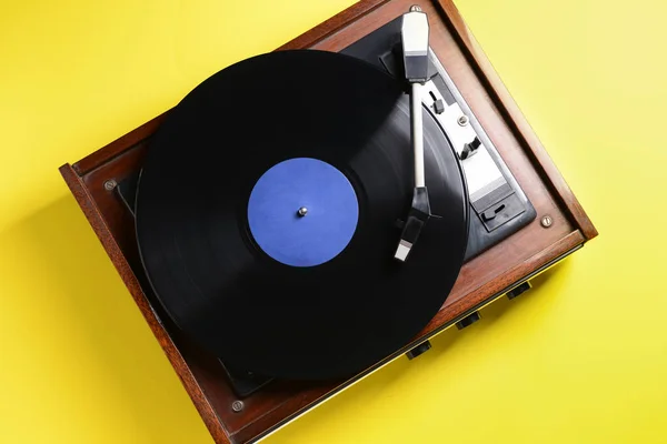 Plattenspieler mit Schallplatte auf farbigem Hintergrund — Stockfoto