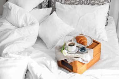 Yatakta lezzetli Sağlıklı Kahvaltı