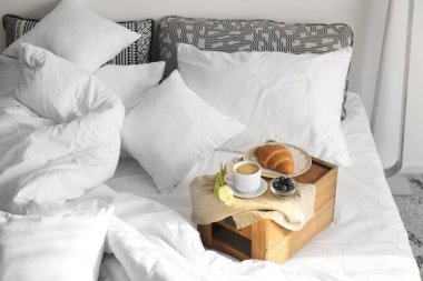 Yatakta lezzetli Sağlıklı Kahvaltı