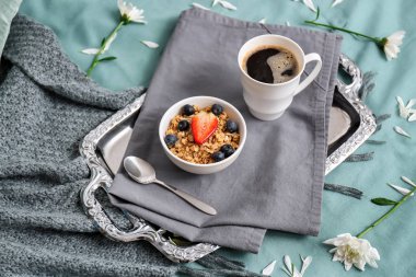 Yatakta lezzetli Sağlıklı Kahvaltı