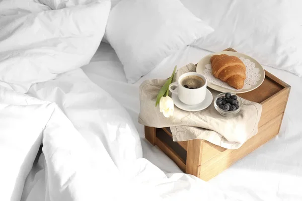 Pequeno-almoço saudável saboroso na cama — Fotografia de Stock