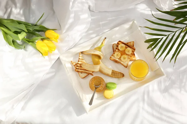 Pequeno-almoço saudável saboroso na cama — Fotografia de Stock