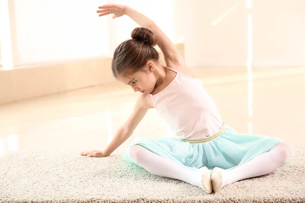 Si balerina kecil yang lucu di studio tari — Stok Foto