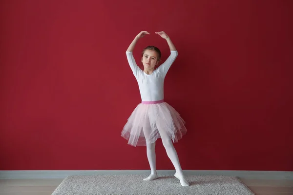 Söt liten ballerina nära färg vägg — Stockfoto