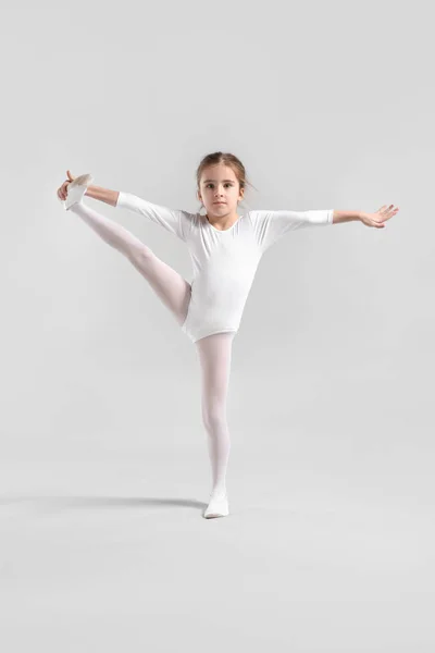 Милая маленькая балерина на светлом фоне — стоковое фото
