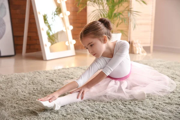 Söt liten ballerina stretching hemma — Stockfoto