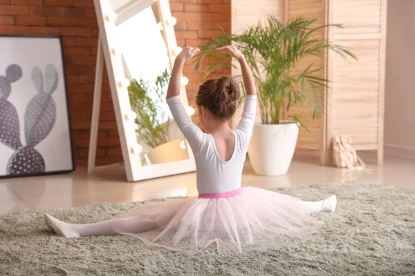 Balerina kecil yang lucu meregang di rumah. — Stok Foto