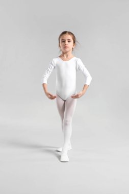 Işık arka plan üzerinde küçük şirin balerin