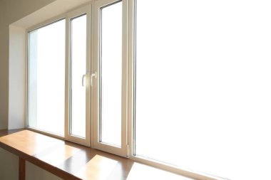 Düz içinde büyük modern metal-plastik pencere