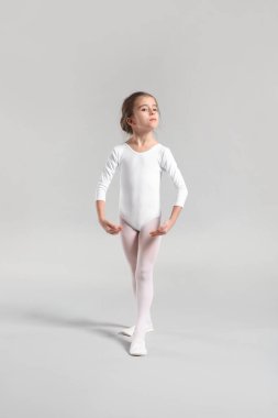 Işık arka plan üzerinde küçük şirin balerin