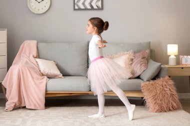 Sevimli küçük balerin evde dans