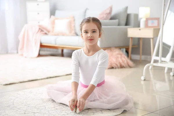 Söt liten ballerina sitter på golvet hemma — Stockfoto