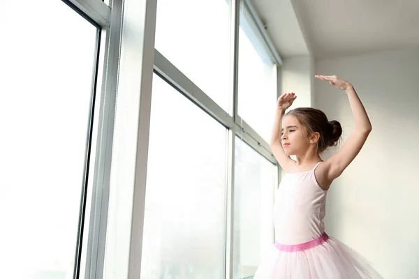 Si balerina kecil yang lucu di studio tari — Stok Foto