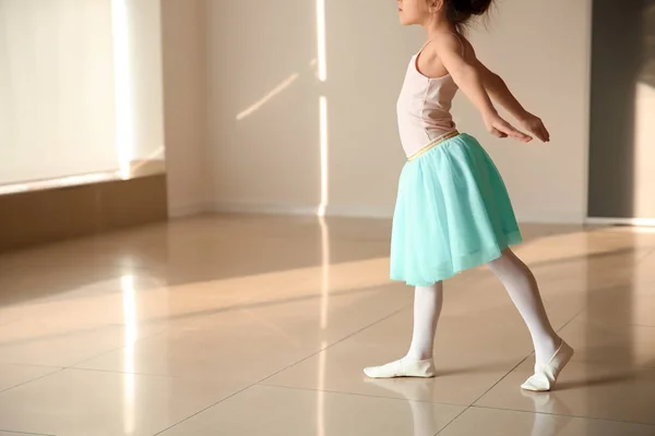 Linda pequena bailarina no estúdio de dança — Fotografia de Stock