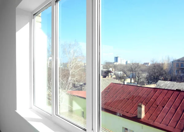 Großes modernes Metall-Kunststoff-Fenster — Stockfoto