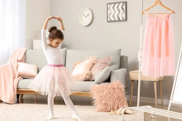 可爱的小芭蕾舞演员在家跳舞 — 图库照片