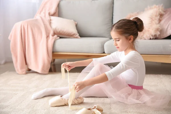 Söt liten ballerina sätta på punkt skor hemma — Stockfoto