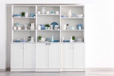 Mutfak temiz yemekleri ile açık dosya dolabı