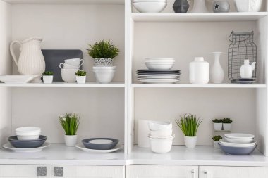 Mutfak temiz yemekleri ile açık dosya dolabı