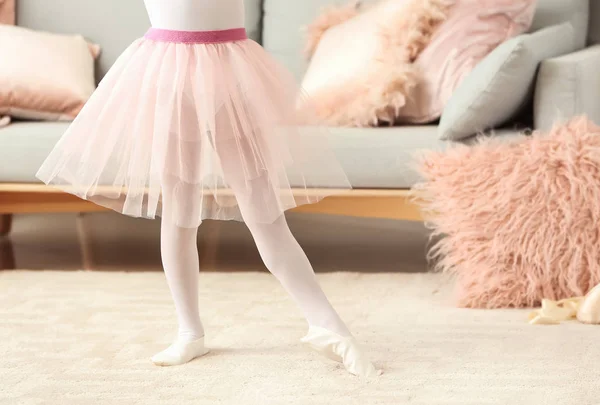 Schattige kleine ballerina dansen thuis — Stockfoto