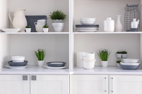 Armario abierto con platos limpios en la cocina — Foto de Stock