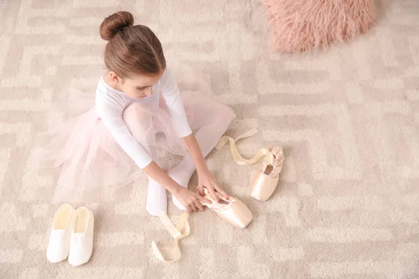Bonito pouco bailarina colocando no ponto sapatos em casa — Fotografia de Stock