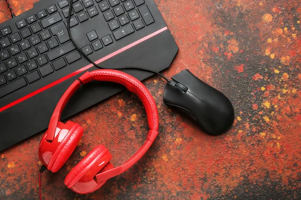 Teclado de jogo moderno, mouse e fones de ouvido no fundo grunge — Fotografia de Stock